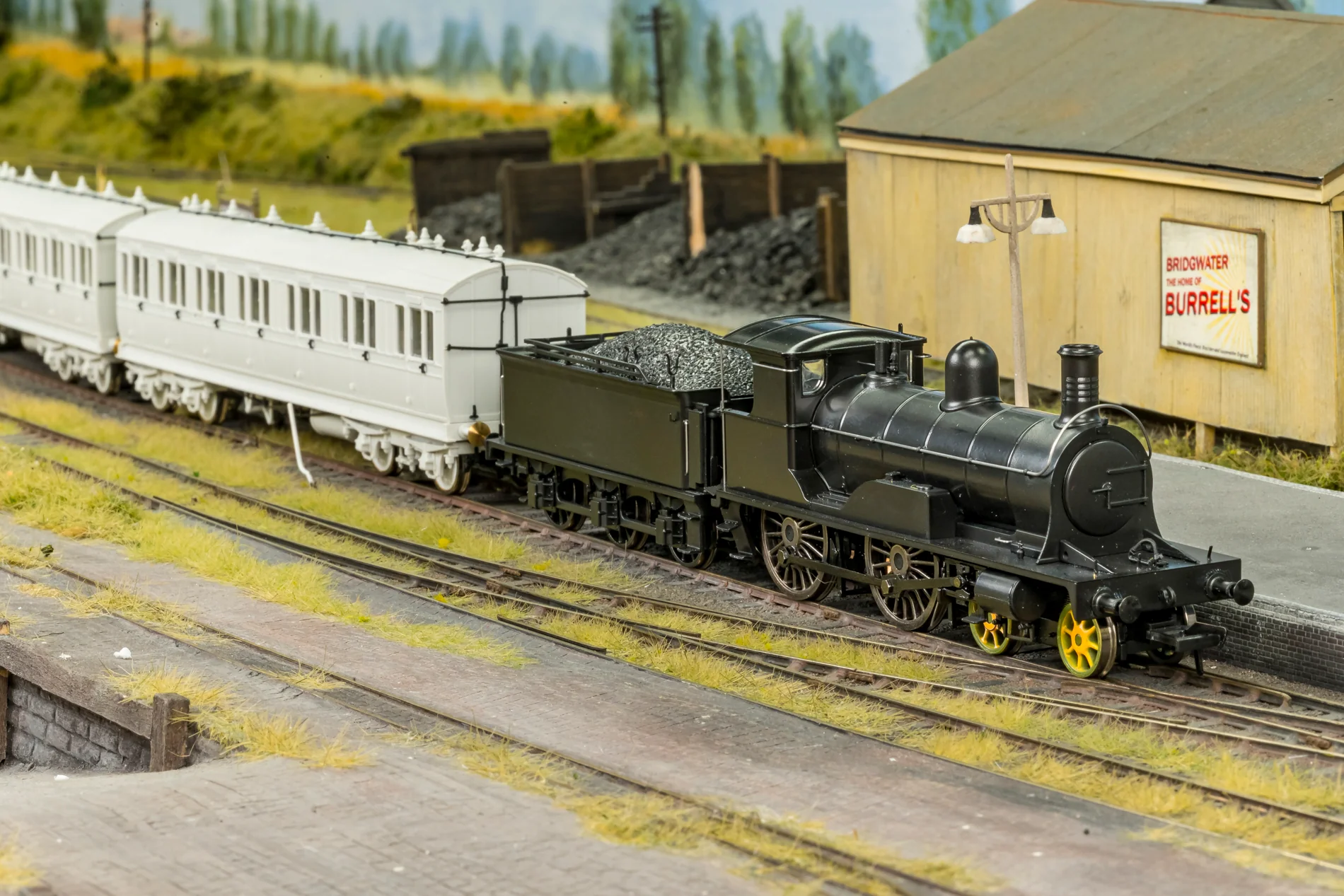 811501 Highland Railway Loch Class 4-4-0 No.125 'Loch Tay' HR Jones Lined Green Steam Locomotive - DCC Sound - Image 12