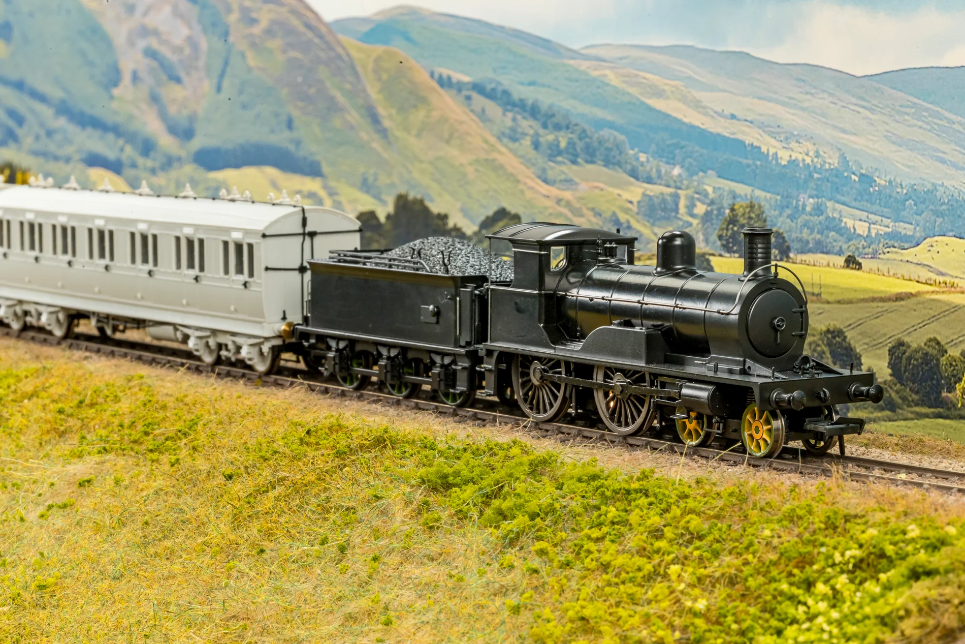 811502 Highland Railway Loch Class 4-4-0 No.119 'Loch Insh' HR Drummond Lined Green Steam Locomotive - DCC Sound - Image 9