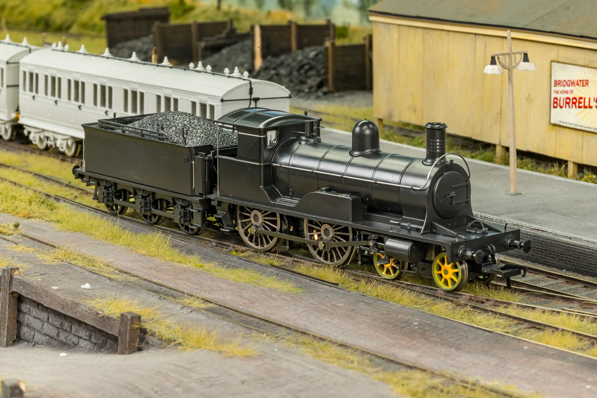 811508 Highland Railway Loch Class 4-4-0 No.150 'Loch Eye' HR Yellow Steam Locomotive - DCC Sound - Image 5