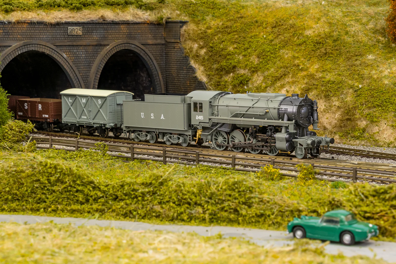 926502 USATC S160 2-8-0 LMS Wartime Dark Grey U.S.A on Tender No.2415 Steam Locomotive - DCC Sound