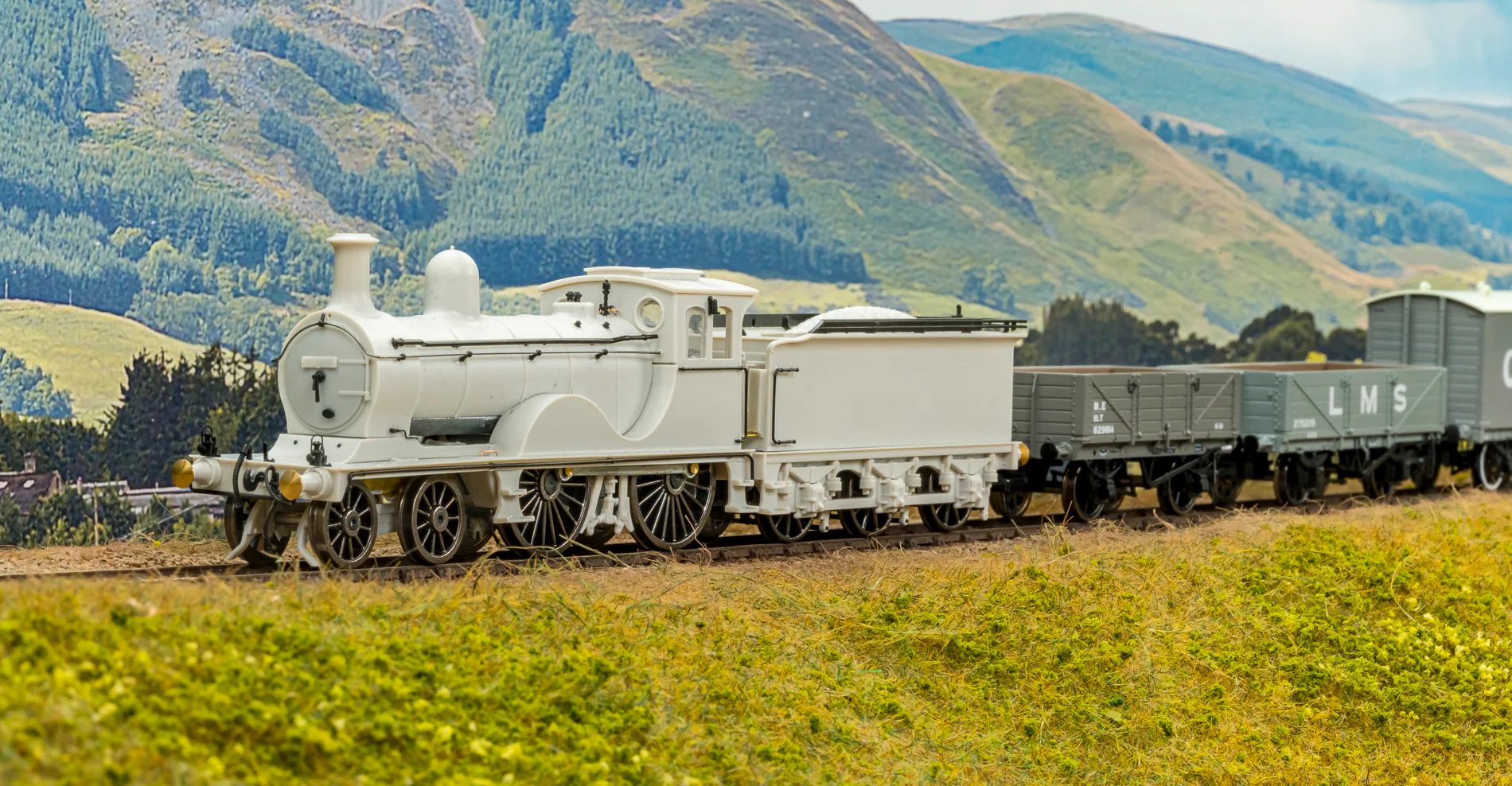 959503 LNER D40 Class 4-4-0 No.28s - LNER Black Steam Locomotive - DCC Sound - Image 2