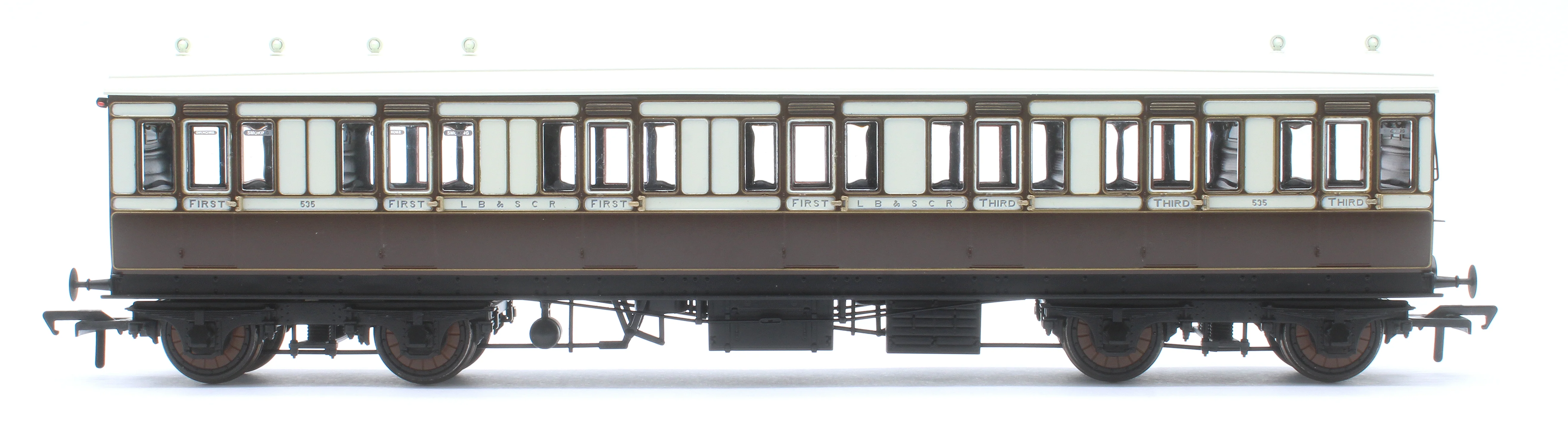 978032 48' LBSCR âEvolutionâ Bogie Coach Non-Corridor Composite No.535 - Image 3