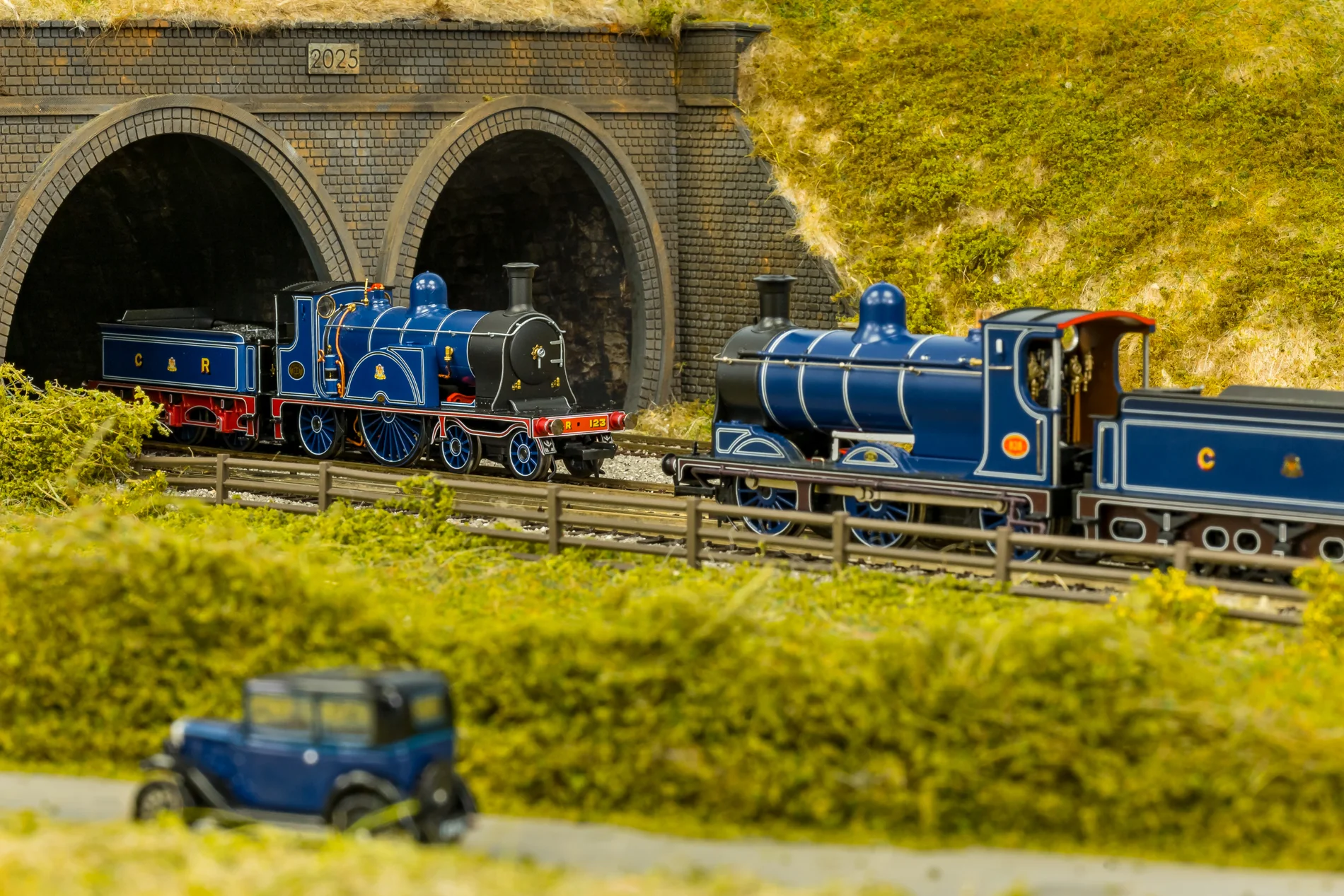 982505 Caledonian Railway Single 4-2-2 CR Dark Blue No.123 Steam Locomotive - DCC Sound - Image 3