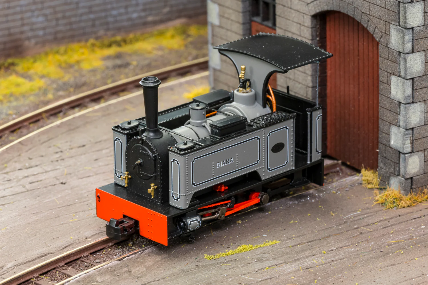 986001 Sirdar Class 0-4-0 Kerr, Stuart & Co. Long-Tank 'Diana’ Lined Grey (As Preserved) Steam Locomotive - Image 7