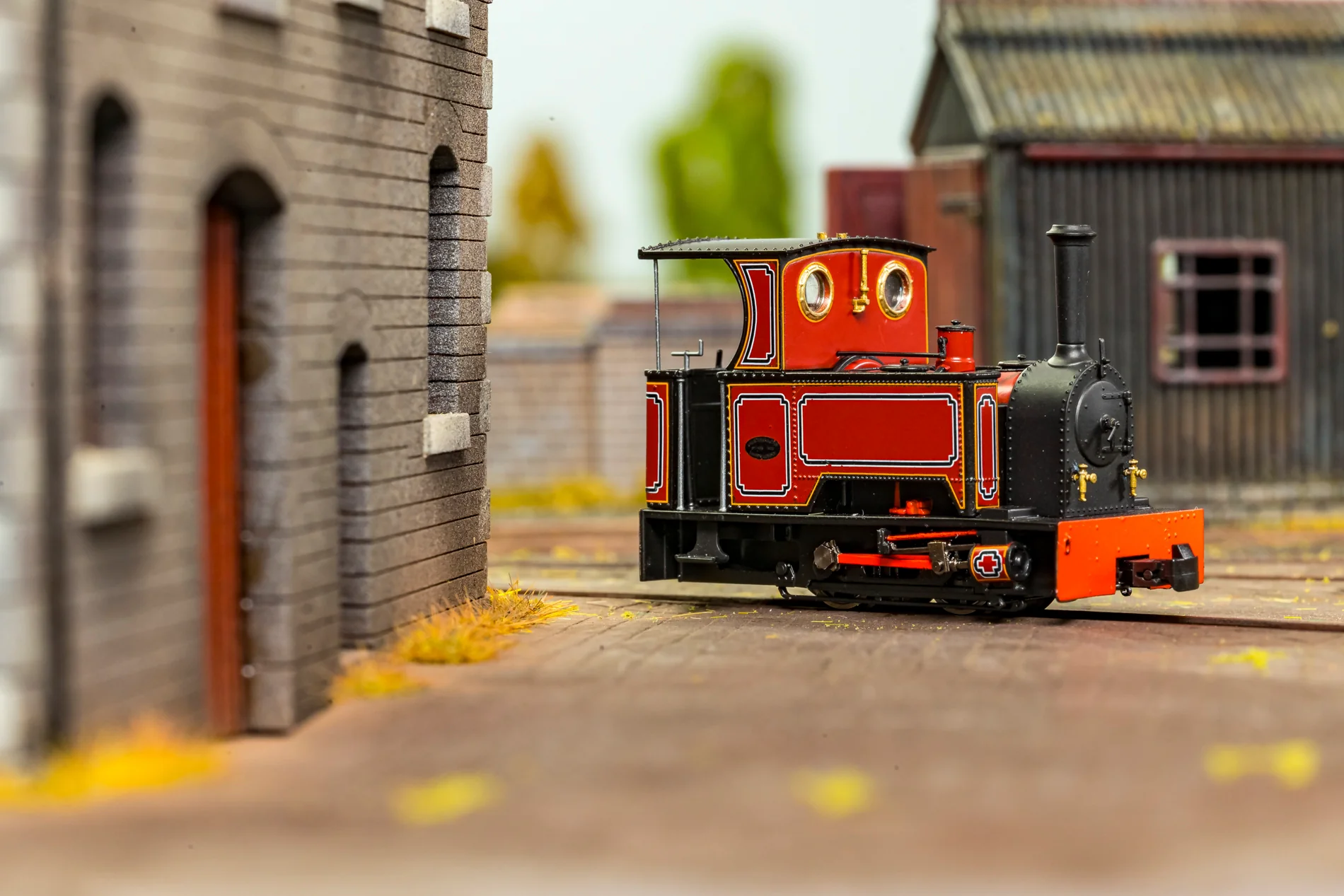 986203 Sirdar Class 0-4-0 Kerr, Stuart & Co. Short-Tank 'What If' - FR Lined Red Steam Locomotive - Image 4