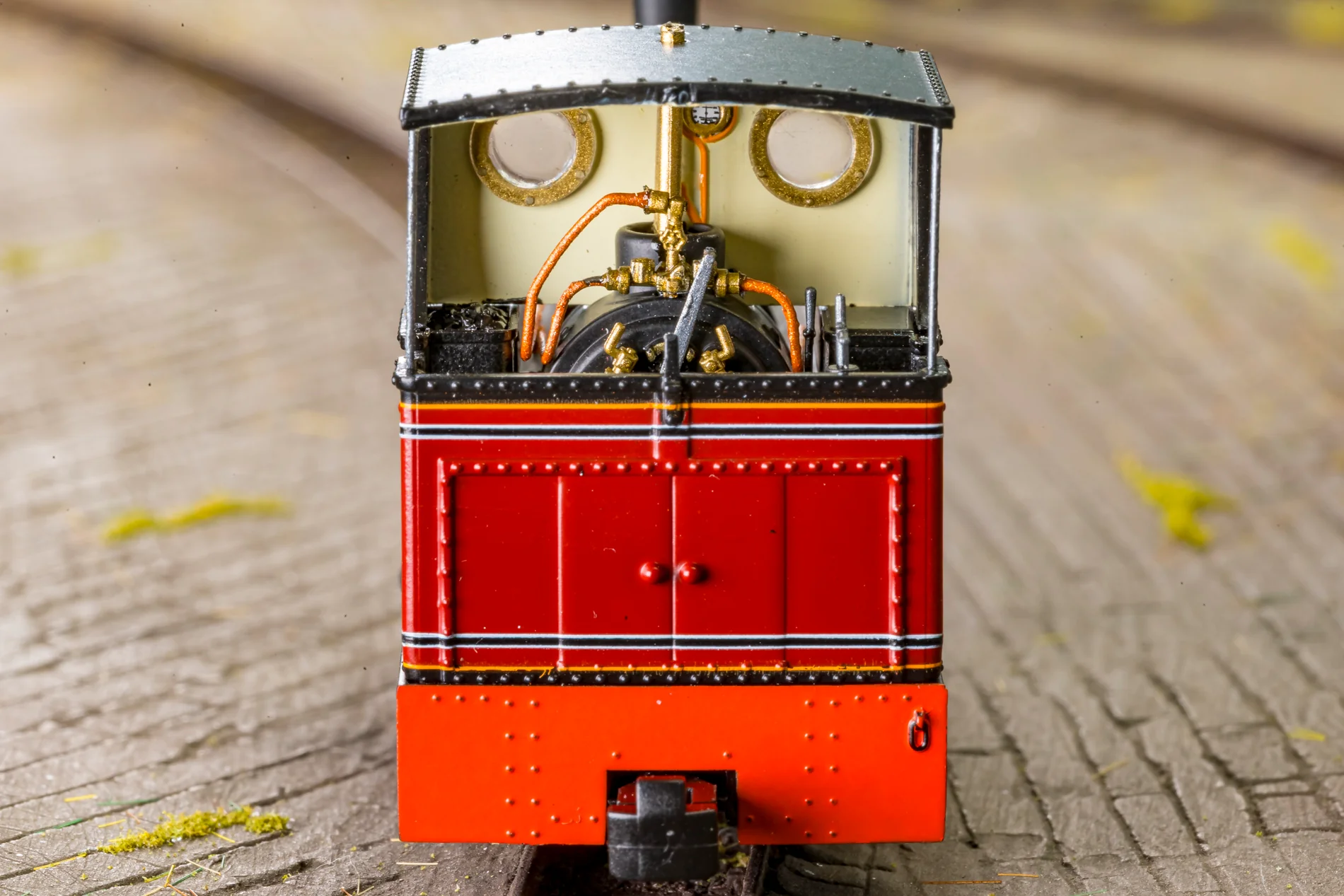 986703 Sirdar Class 0-4-0 Kerr, Stuart & Co. Short-Tank 'What If' - FR Lined Red Steam Locomotive - DCC Fitted - Image 3