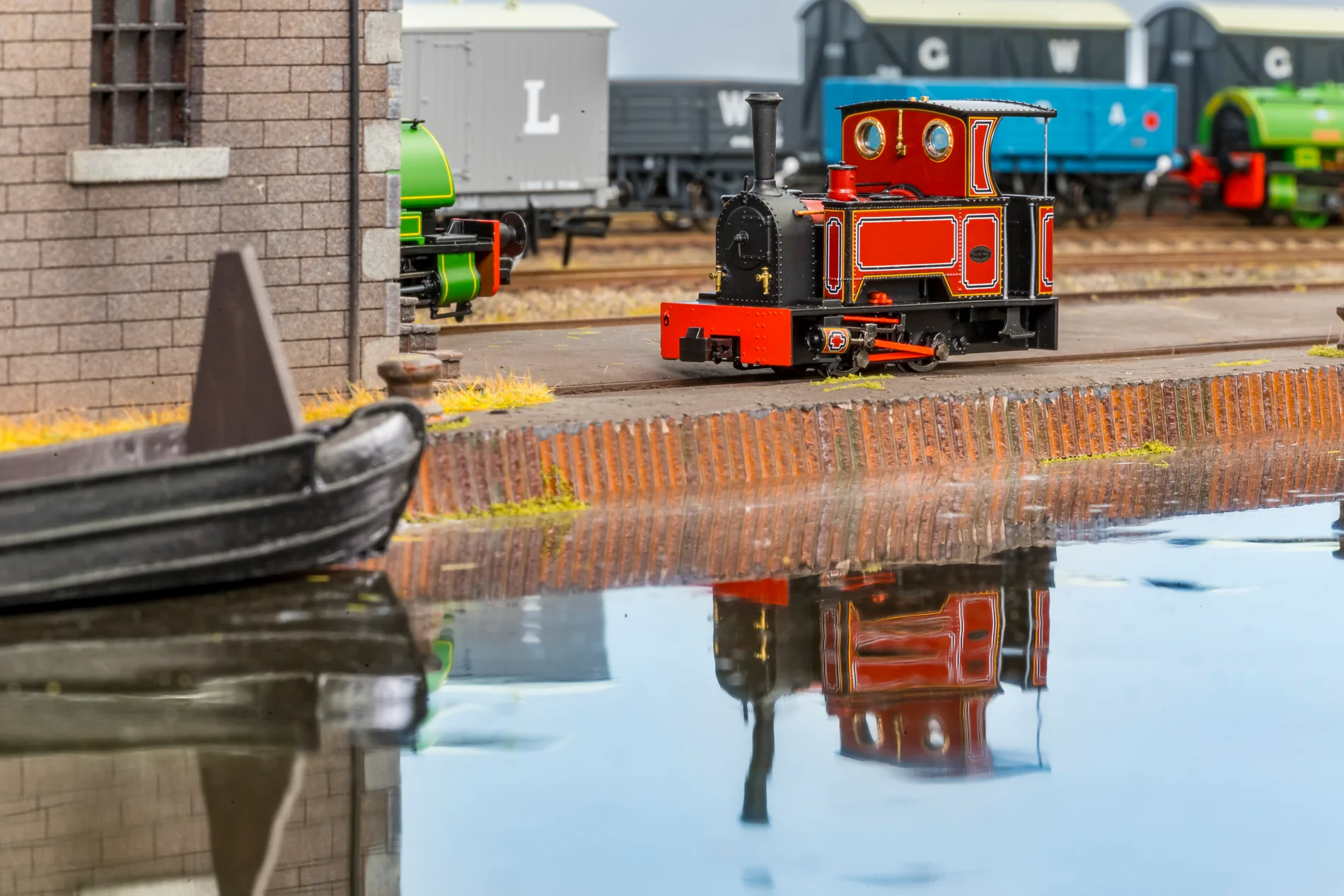 986703 Sirdar Class 0-4-0 Kerr, Stuart & Co. Short-Tank 'What If' - FR Lined Red Steam Locomotive - DCC Fitted - Image 6