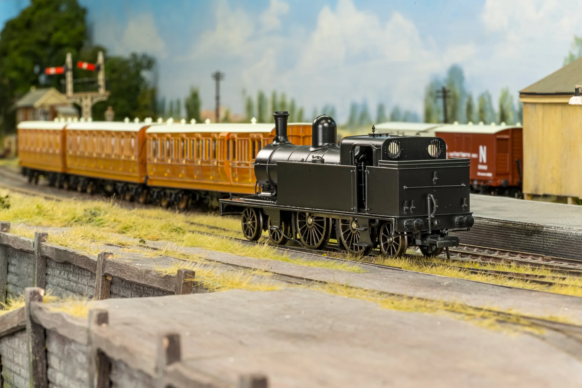 989001 GNR C2 Tank No.1020 GNR Lined Green Steam Locomotive - Image 3