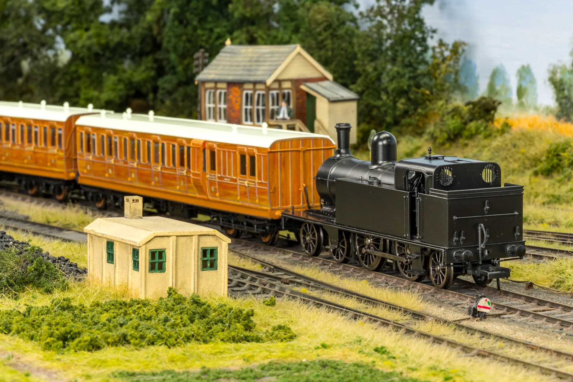 989002 GNR C2 Tank No.1528 GNR Lined Green Steam Locomotive - Image 2