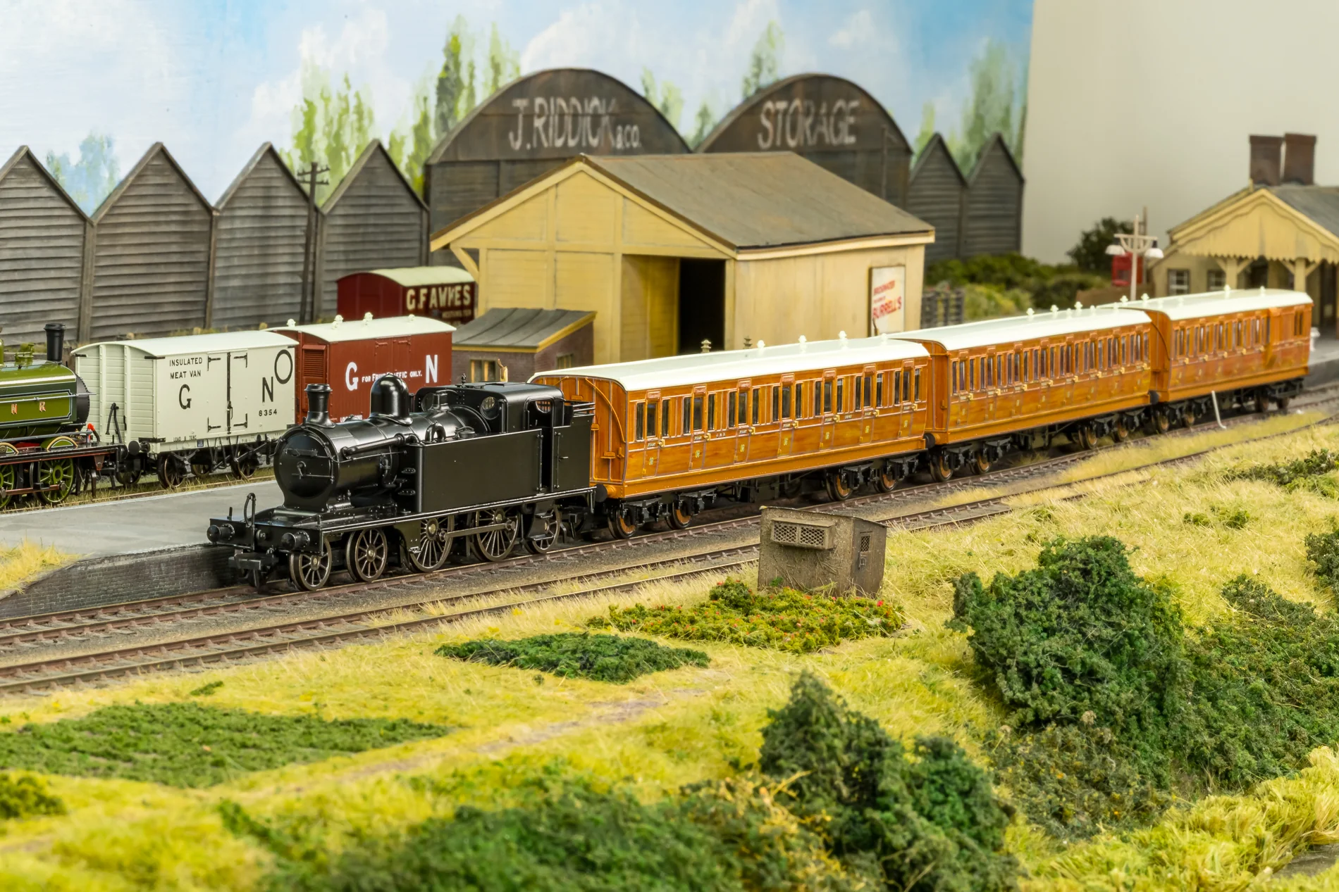 989002 GNR C2 Tank No.1528 GNR Lined Green Steam Locomotive - Image 5
