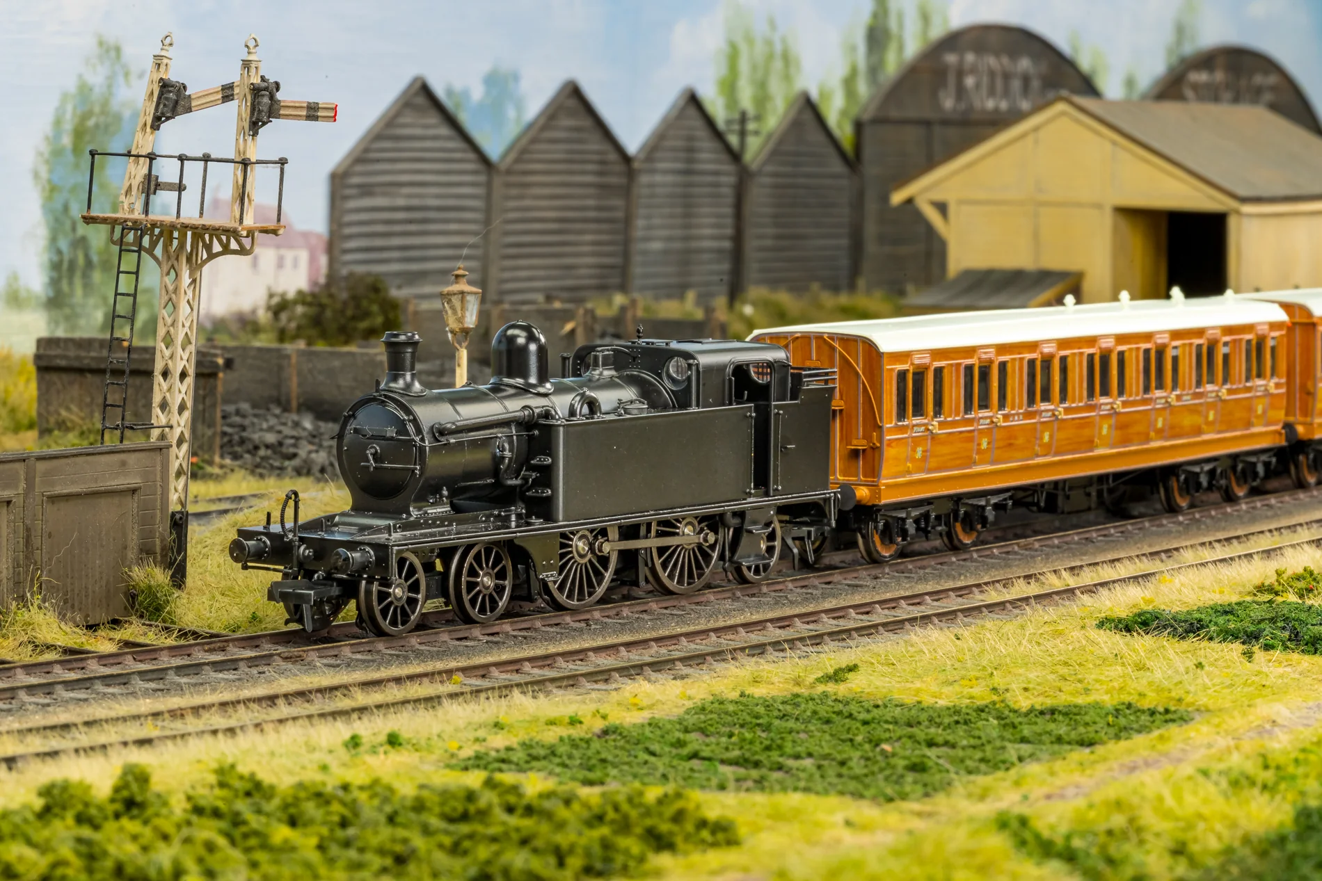 989505 LNER C12 Tank No.1519 L&NER Lined Black Steam Locomotive - DCC Sound - Image 3