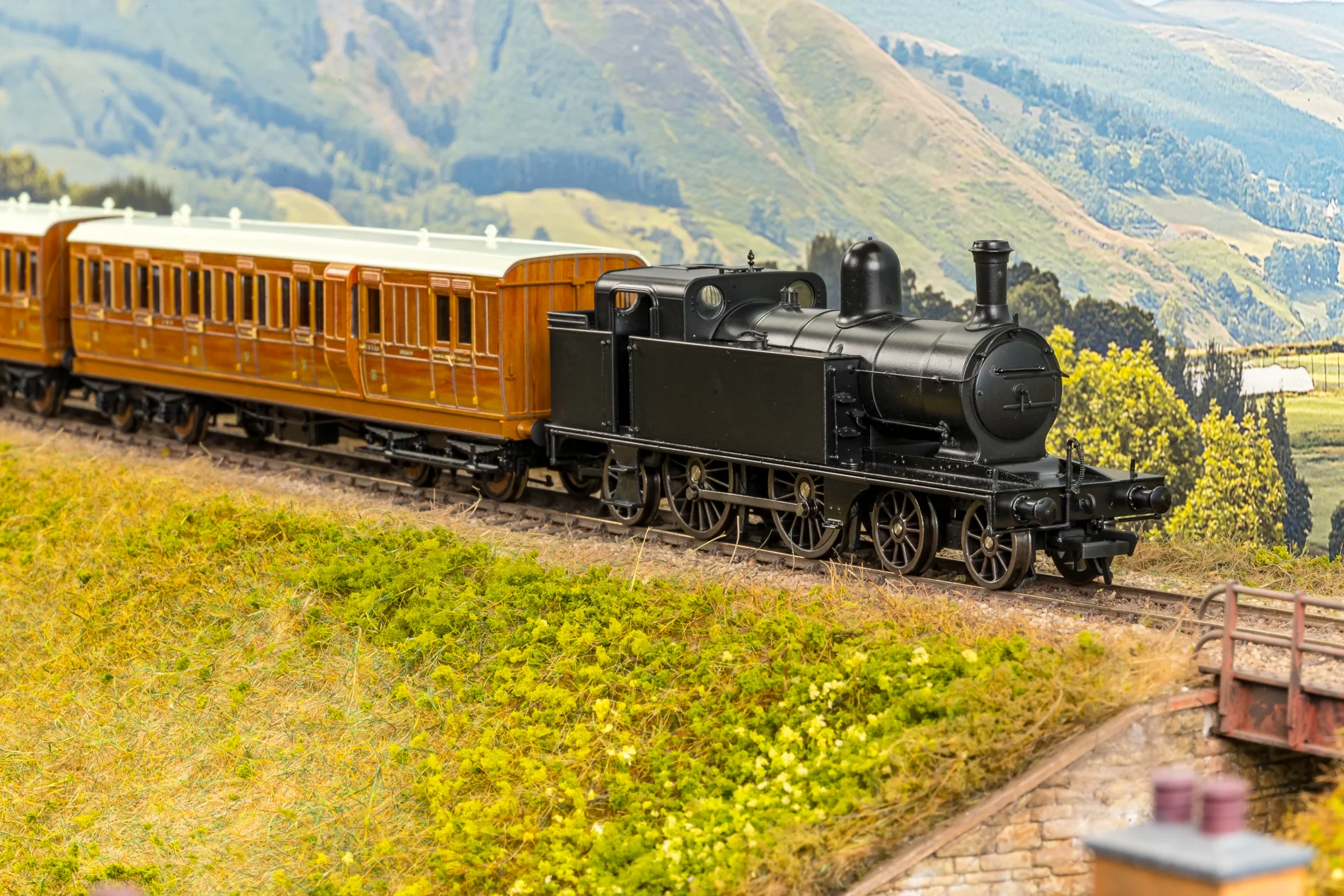 989505 LNER C12 Tank No.1519 L&NER Lined Black Steam Locomotive - DCC Sound - Image 6