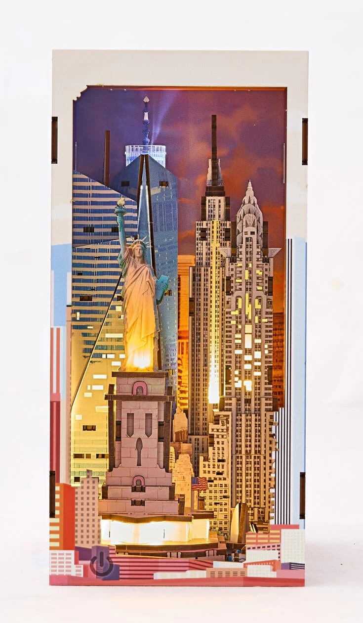 00540 New York Tiny Adventures Book Nook Model Kit - Image 2