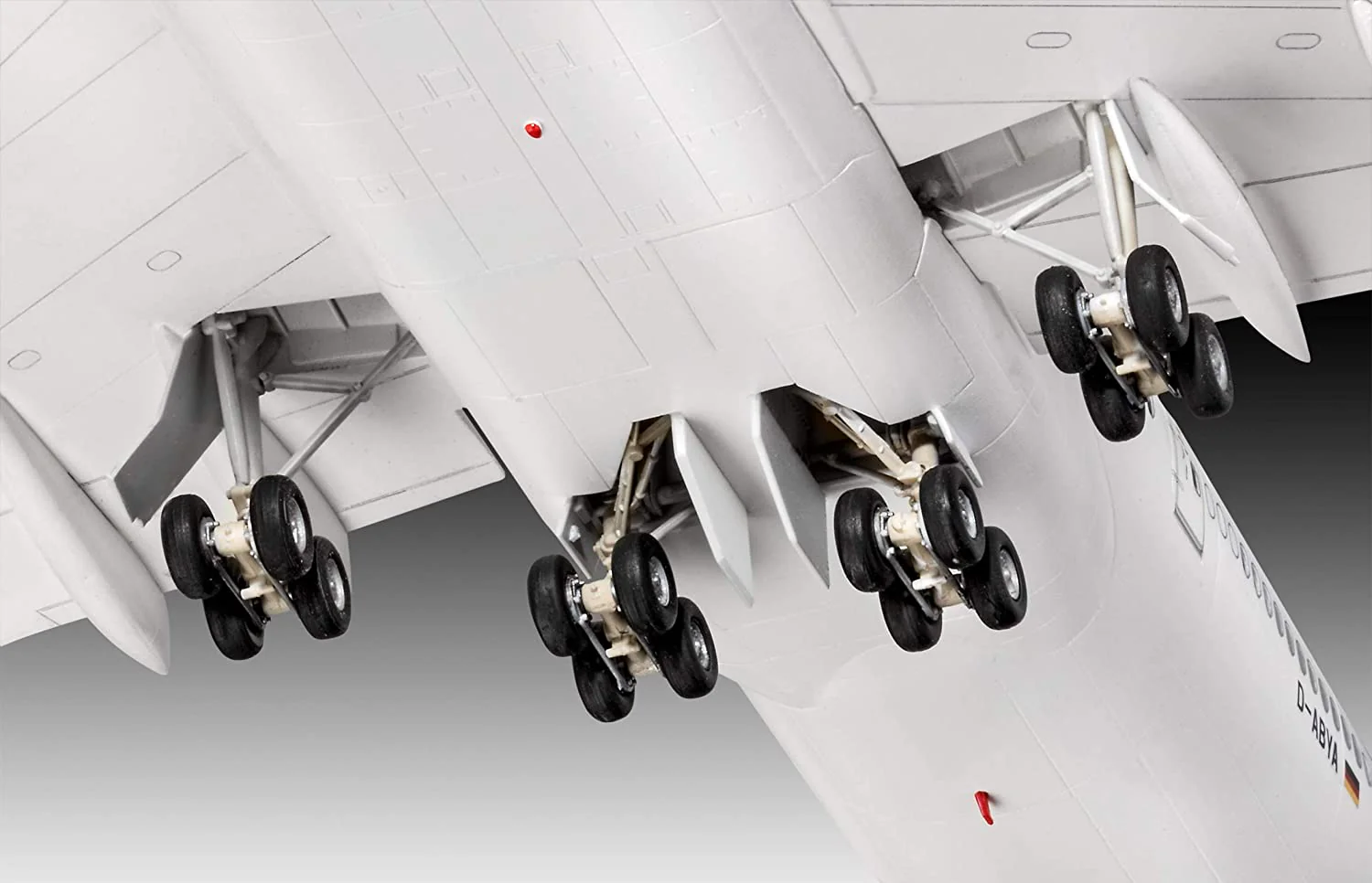 03891 Boeing 747-8 "Lufthansa" New Livery (1:144 Scale) Model Kit - Image 4