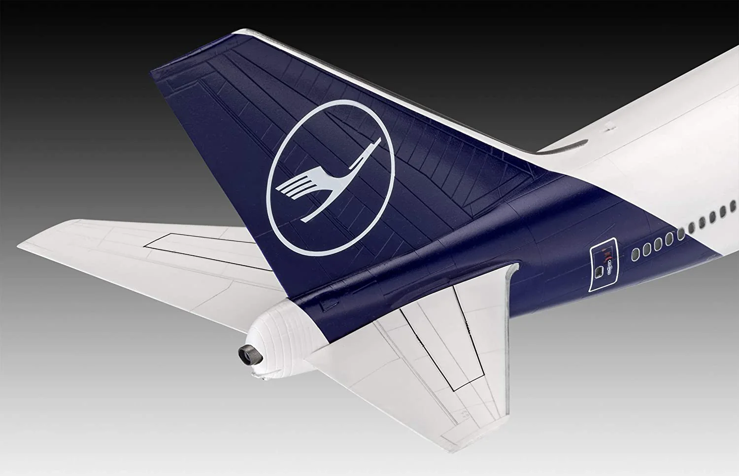 03891 Boeing 747-8 "Lufthansa" New Livery (1:144 Scale) Model Kit - Image 7