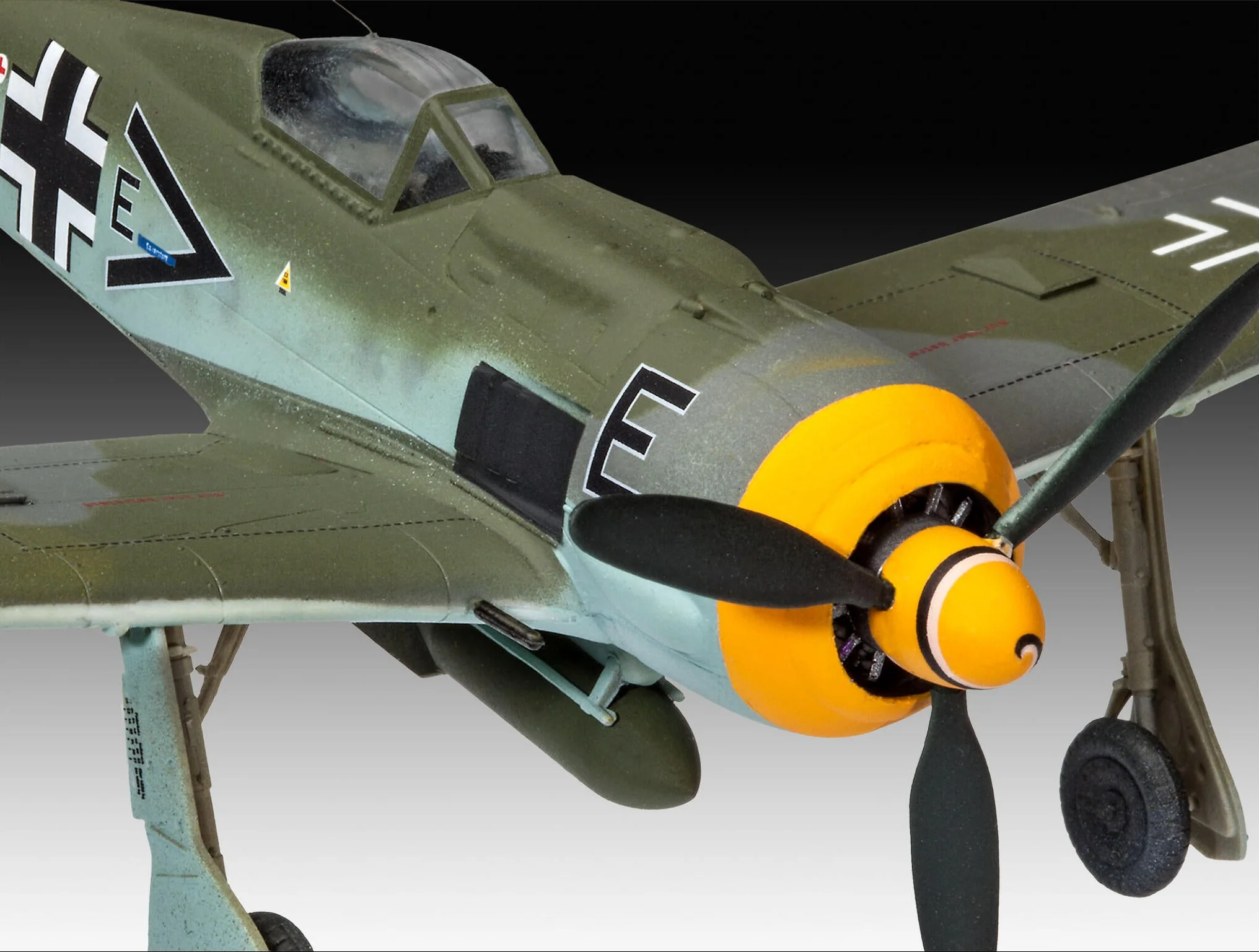 03898 Focke Wulf Fw190 F-8 Model Kit - Image 4