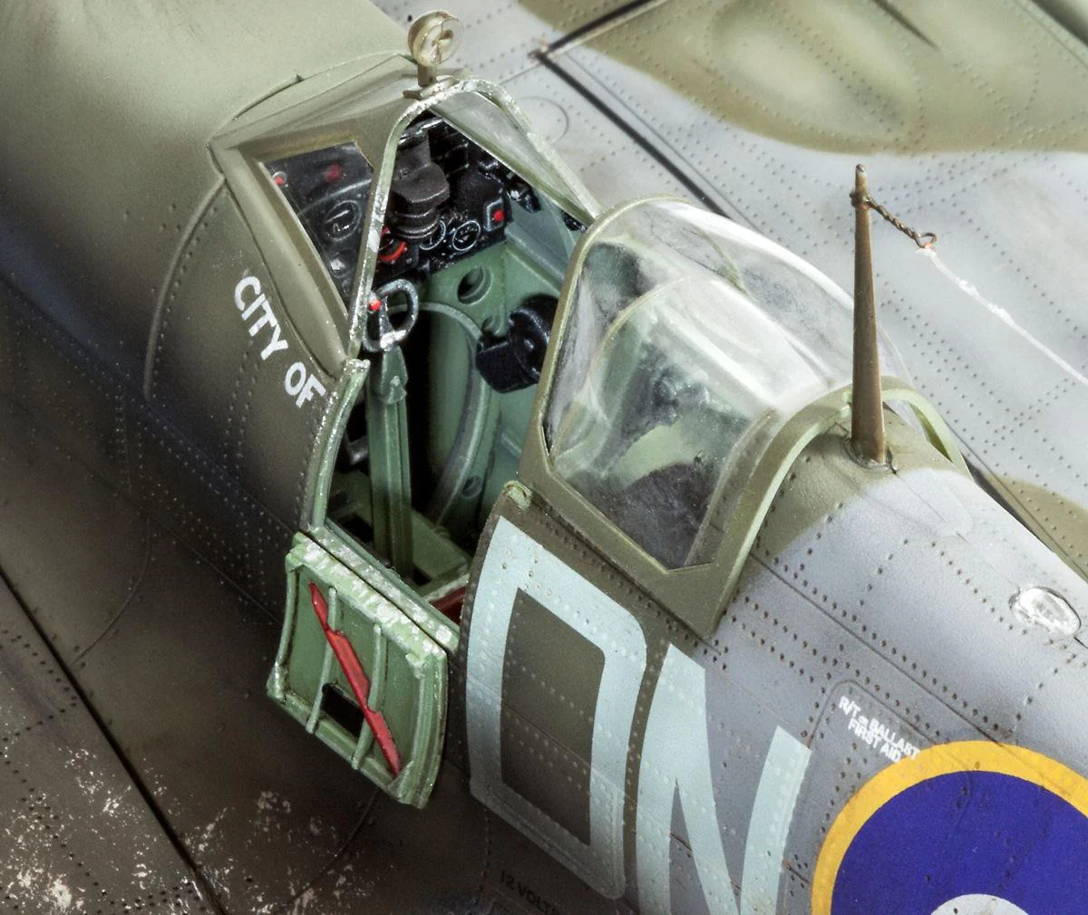 03927 Supermarine Spitfire Mk.IXc (1:32 Scale) Model Kit - Image 3