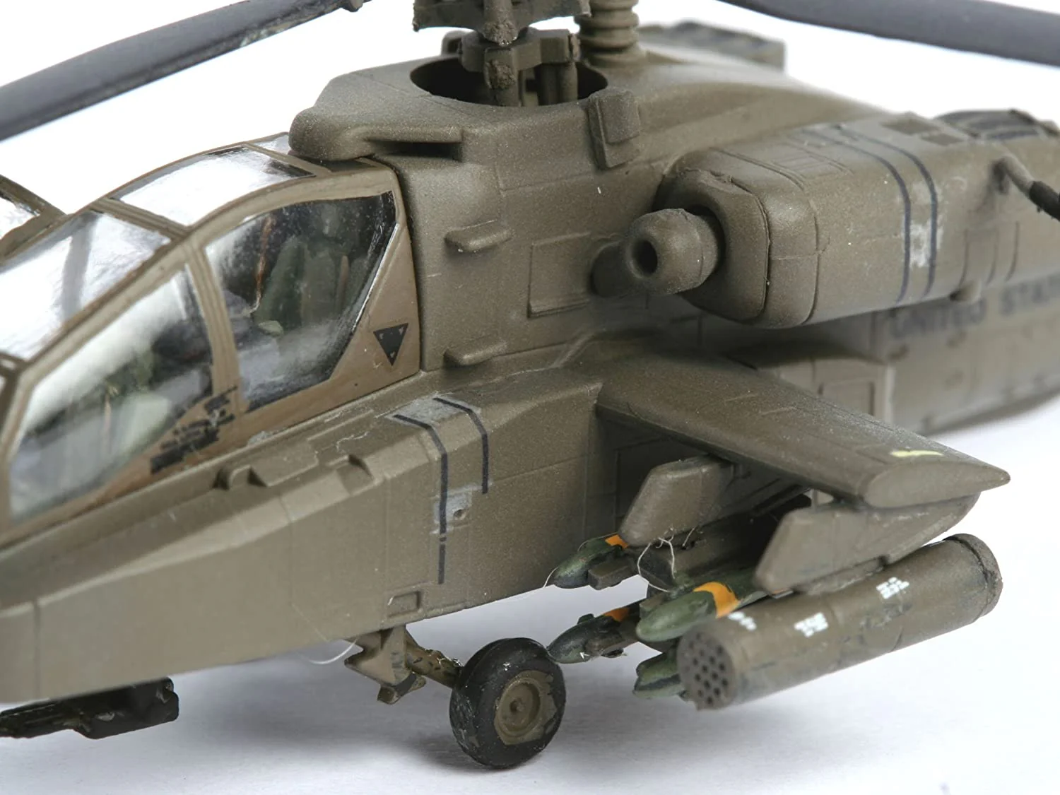 04046 US AH-64D Longbow Apache (1:144 Scale) Model Kit - Image 3