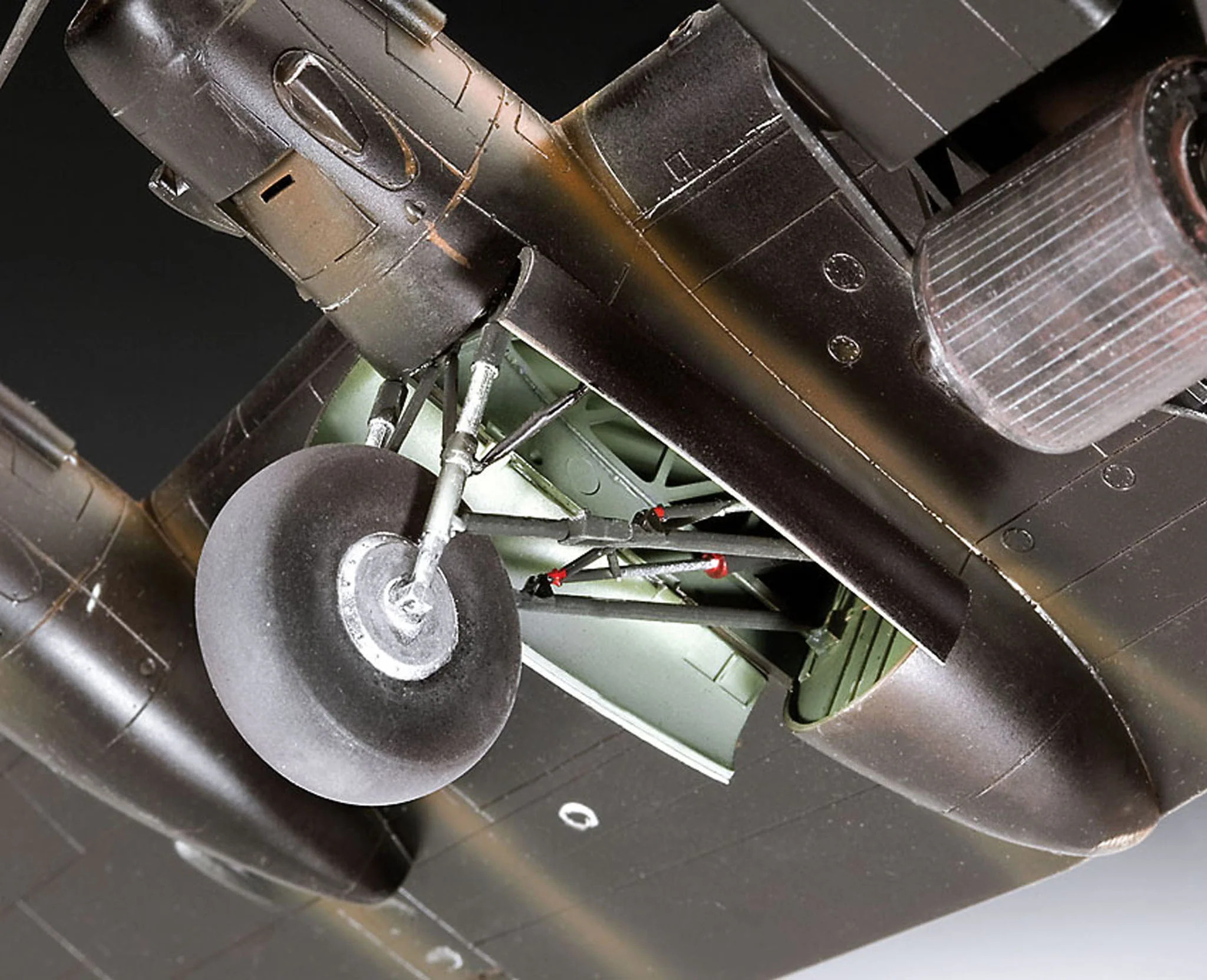 04295 Avro Lancaster (1:72 Scale) Model Kit - Image 3