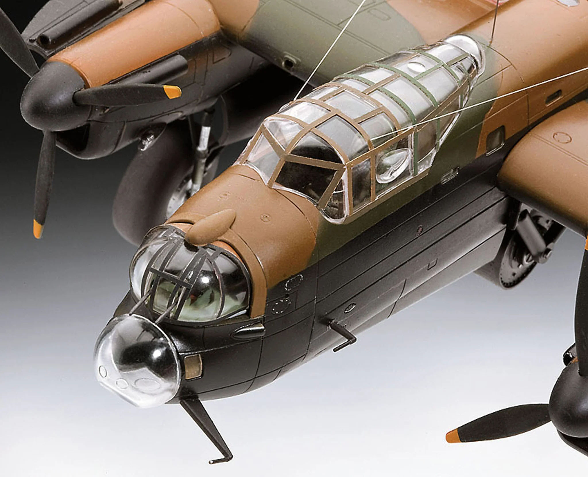 04295 Avro Lancaster (1:72 Scale) Model Kit - Image 4