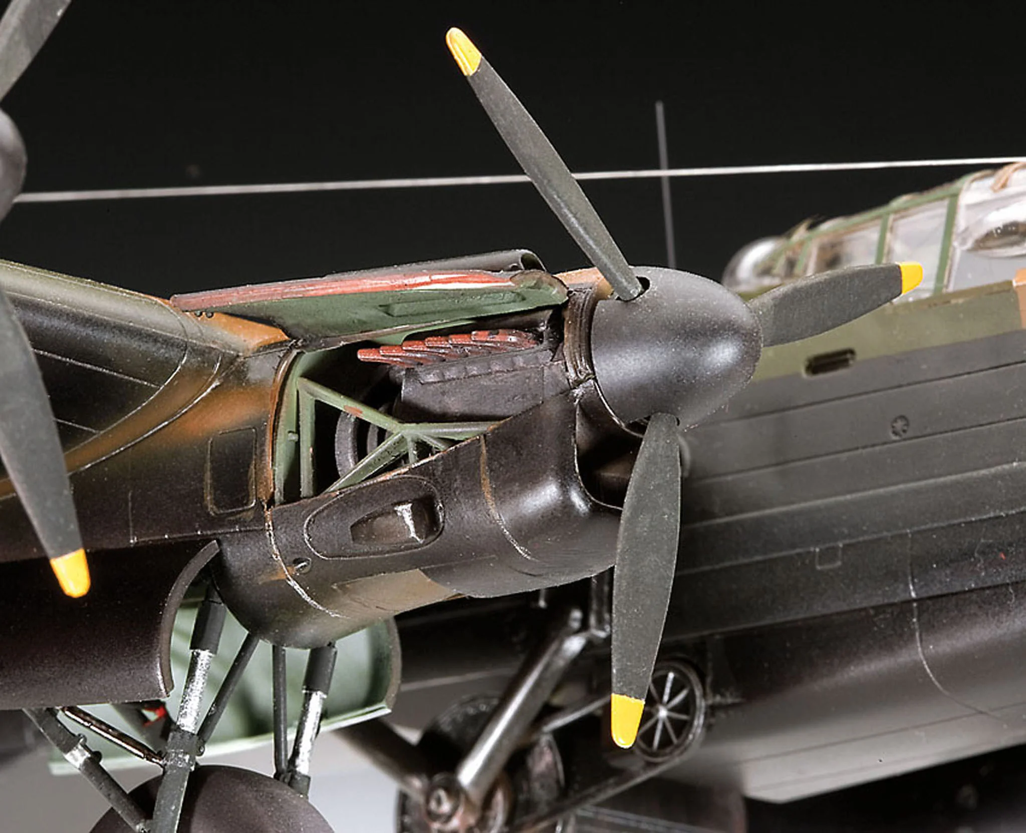 04295 Avro Lancaster (1:72 Scale) Model Kit - Image 5