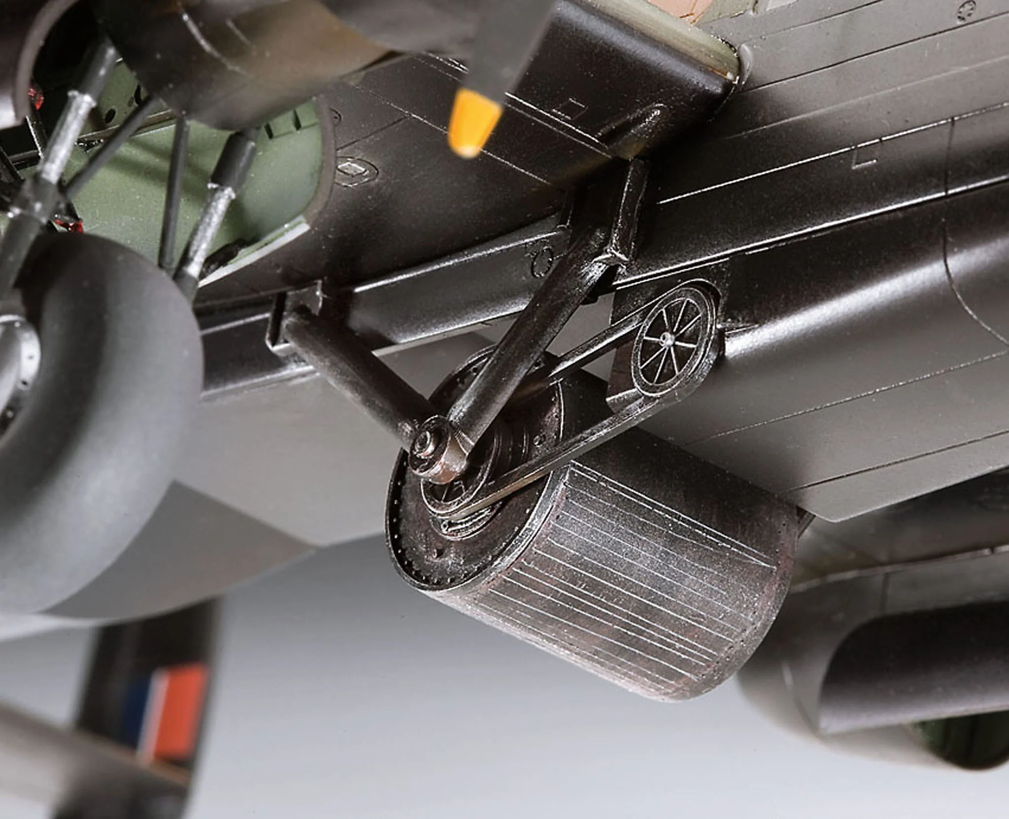 04295 Avro Lancaster (1:72 Scale) Model Kit - Image 6