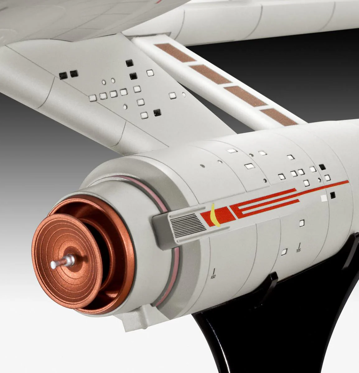 04991 U.S.S. Enterprise NCC-1701 (TOS) (1:600 Scale) Model Kit - Image 3