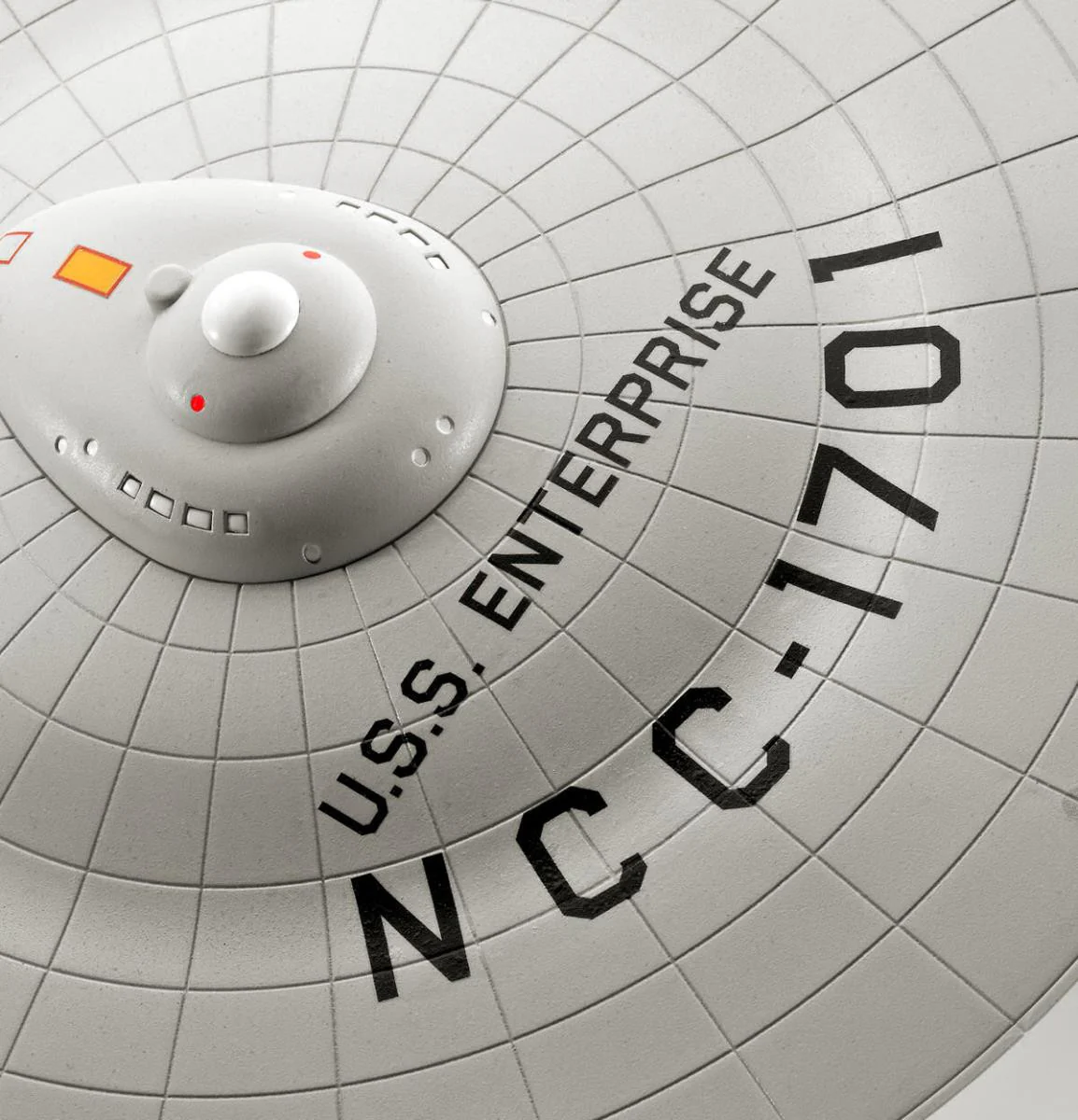 04991 U.S.S. Enterprise NCC-1701 (TOS) (1:600 Scale) Model Kit - Image 4