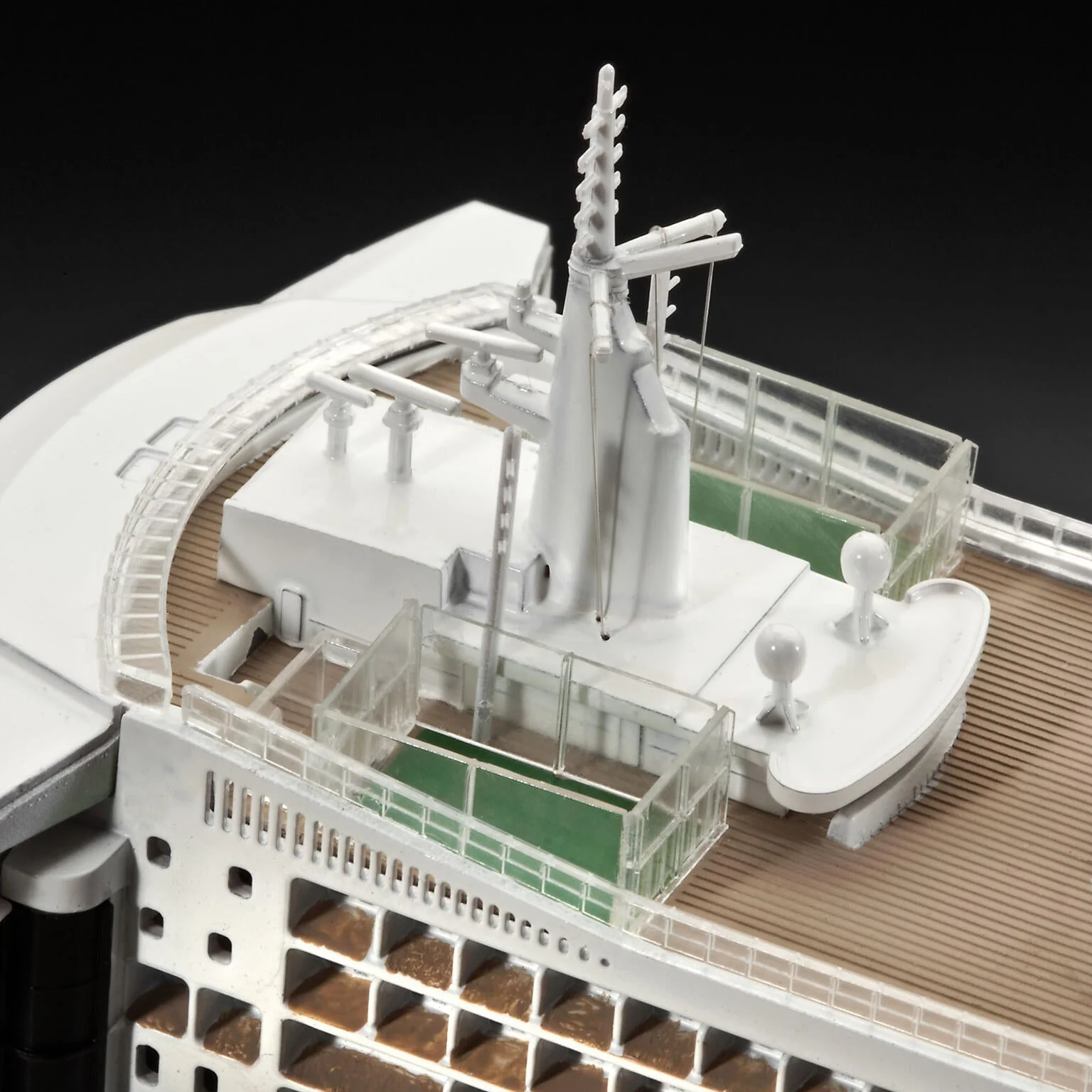05231 Ocean Liner Queen Mary 2 Model Kit - Image 4