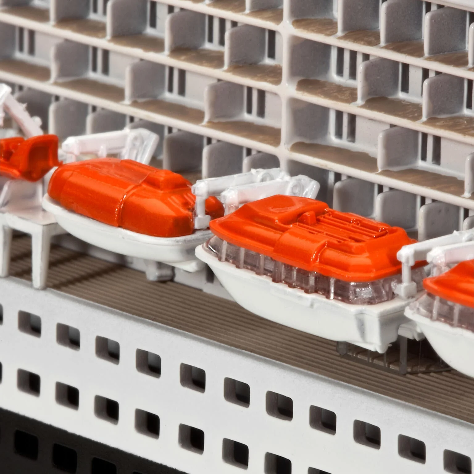 05231 Ocean Liner Queen Mary 2 Model Kit - Image 7