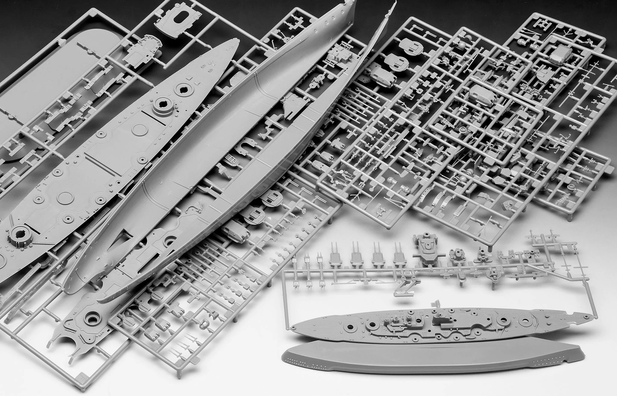05637 Gift Set The Legendary Bismarck (1:700 & 1:1200) Model Kit - Image 11