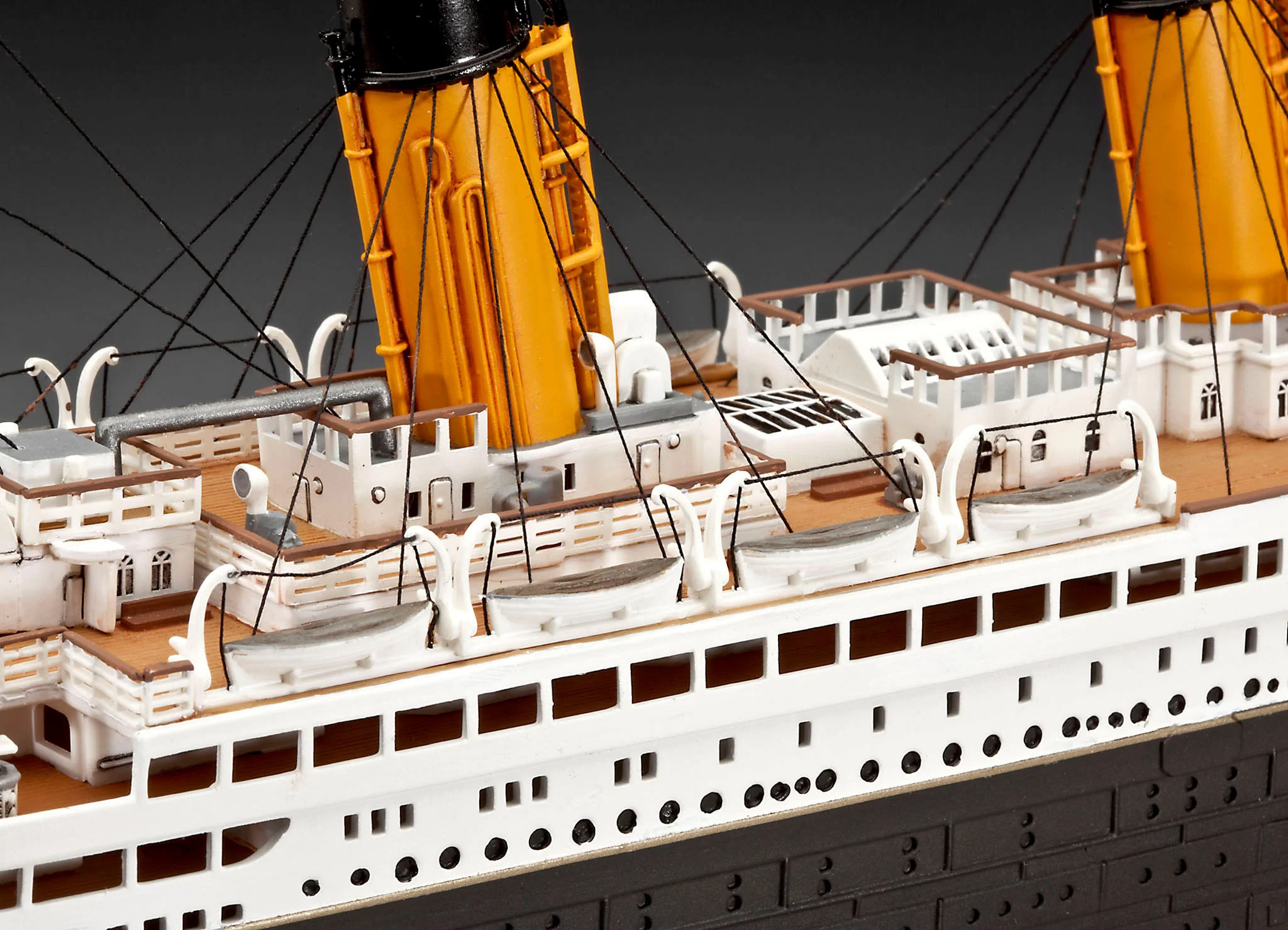 05715 RMS Titanic 100th Anniversary Edition Gift Set (1:400) Model Kit - Image 5