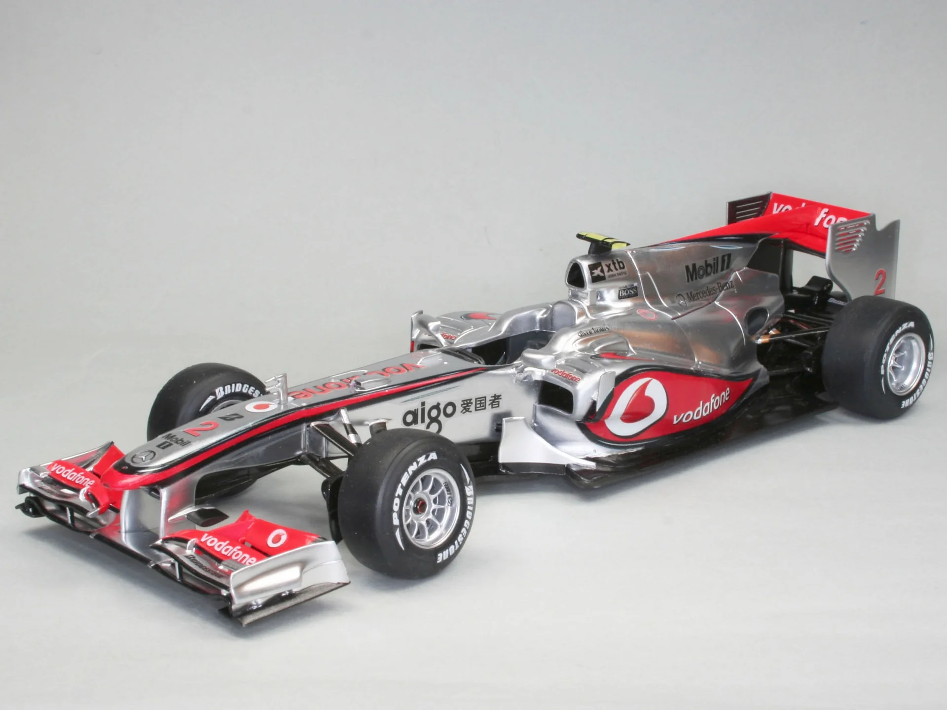 07096 Vodafone McLaren Mercedes MP4-25 "L. Hamilton" Model Kit - Image 2