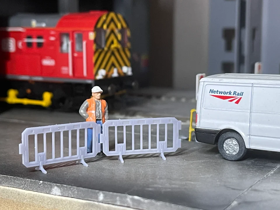 RRM001 OO Gauge Work Barriers (Pack of 5) - Unpainted - Image 2