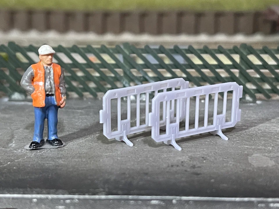 RRM001 OO Gauge Work Barriers (Pack of 5) - Unpainted - Image 3