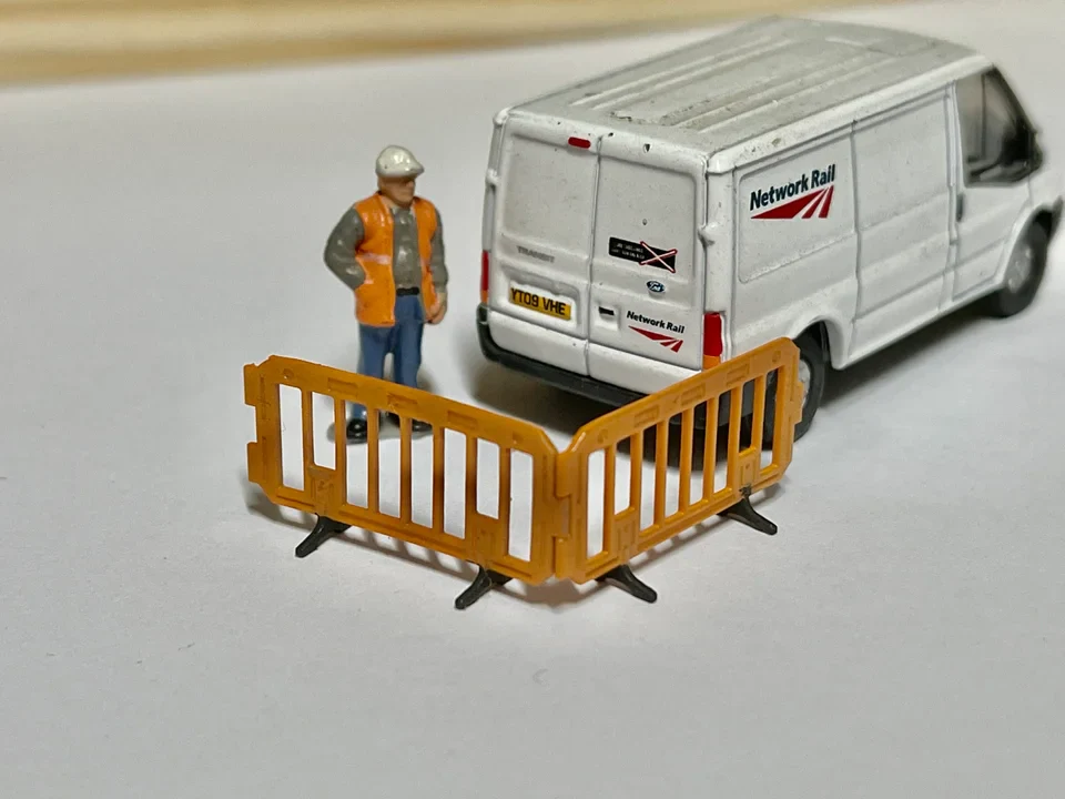 RRM001 OO Gauge Work Barriers (Pack of 5) - Unpainted - Image 4