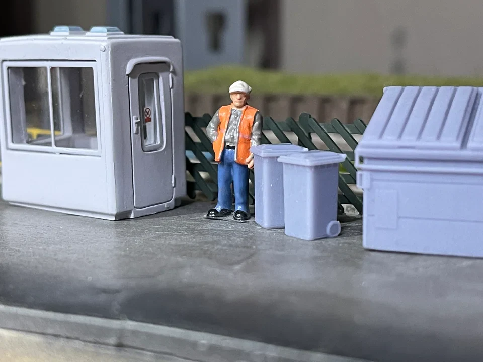 RRM002 OO Gauge Wheelie Bins (Pack of 10) - Unpainted - Image 2