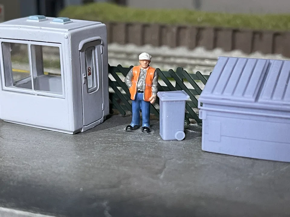 RRM002 OO Gauge Wheelie Bins (Pack of 10) - Unpainted - Image 3