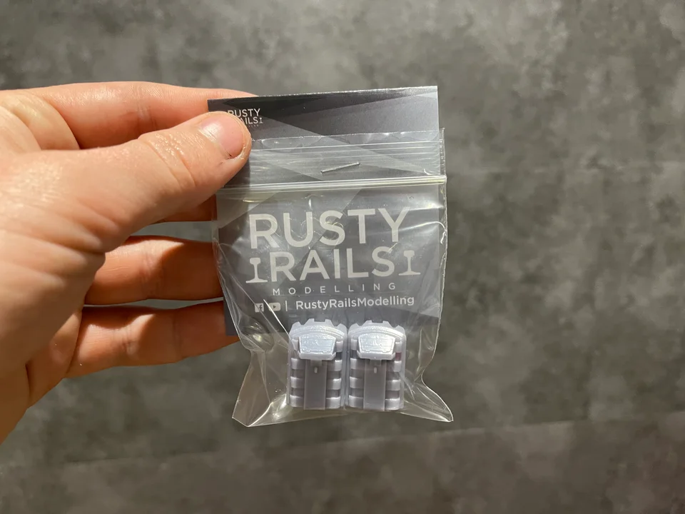 RRM038 OO Gauge Portable Fuel Tanks (Pack of 2) - Unpainted - Image 3