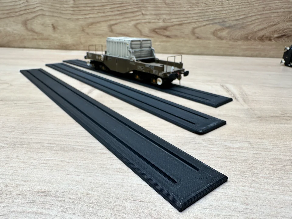 RRM057 OO Gauge Locomotive Stands (30cm) (Pack of 3) - Image 3