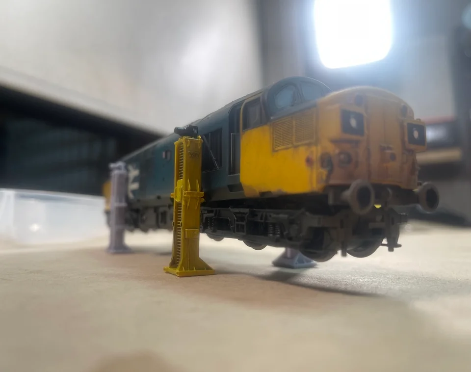 RRM064 OO Gauge Lifting Jacks (Pack of 4) - Unpainted - Image 3