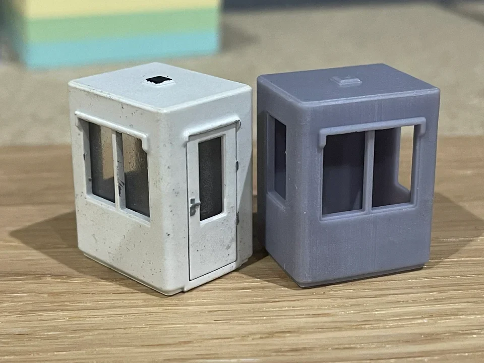 RRM067 OO Gauge Kiosk (Single Pack) - Unpainted - Image 2