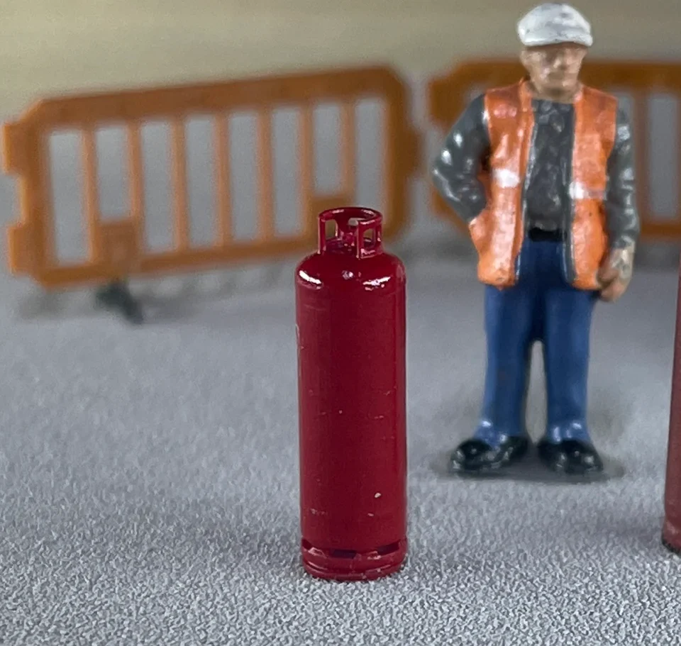 RRM074 OO Gauge Gas Bottles (Pack of 10) - Unpainted - Image 2