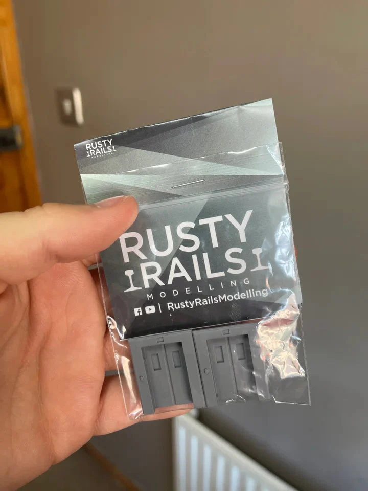 RRM082 OO Gauge Elevator Doors (Pack of 2) - Unpainted - Image 4