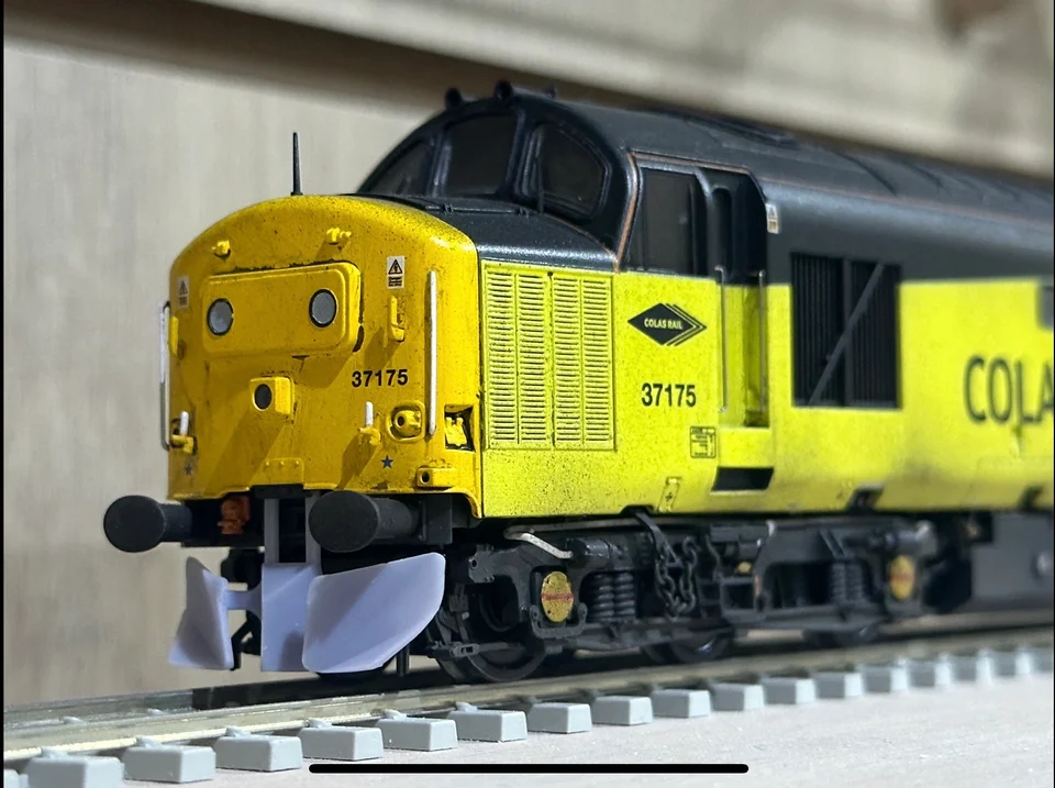 RRM101 OO Gauge Class 37 Ploughs (Pack of 2) - Unpainted Model Kit - Image 3