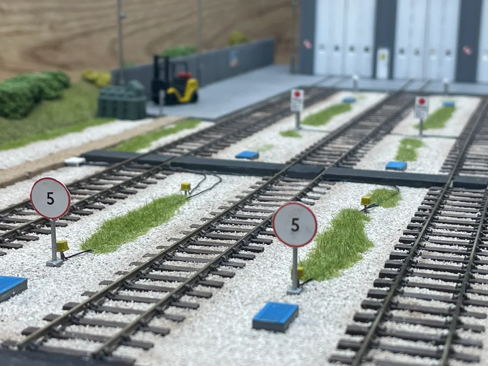 RRM109 OO Gauge Catch Pits (Pack of 6) - Unpainted Model Kit - Image 2