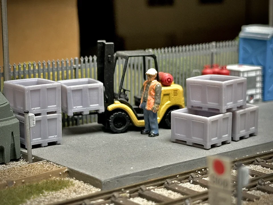 RRM130 OO Gauge Pallet Boxes (Pack of 6) - Unpainted Model Kit - Image 2