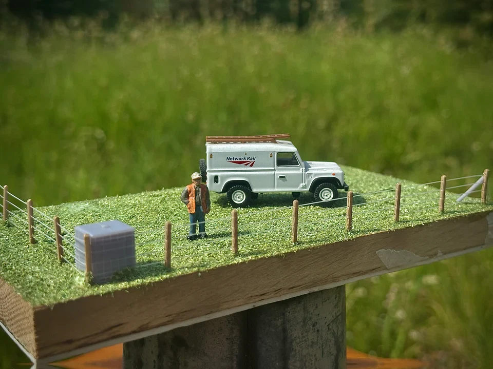 RRM137 OO Gauge Wire Fence Posts (Single Pack) - Unpainted Model Kit - Image 2