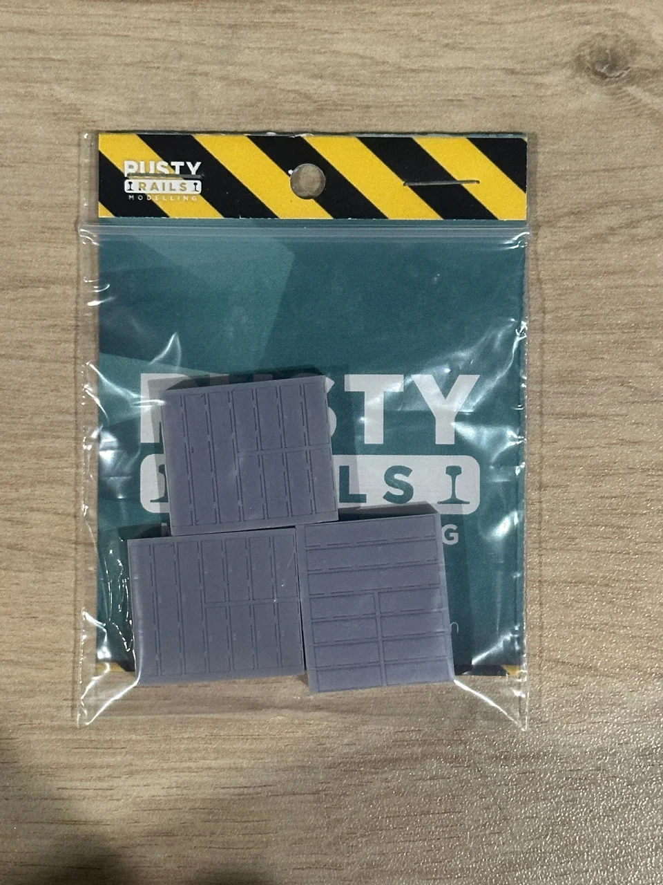 RRM151 OO Gauge Lockers (Pack of 3) - Unpainted Model Kit - Image 3