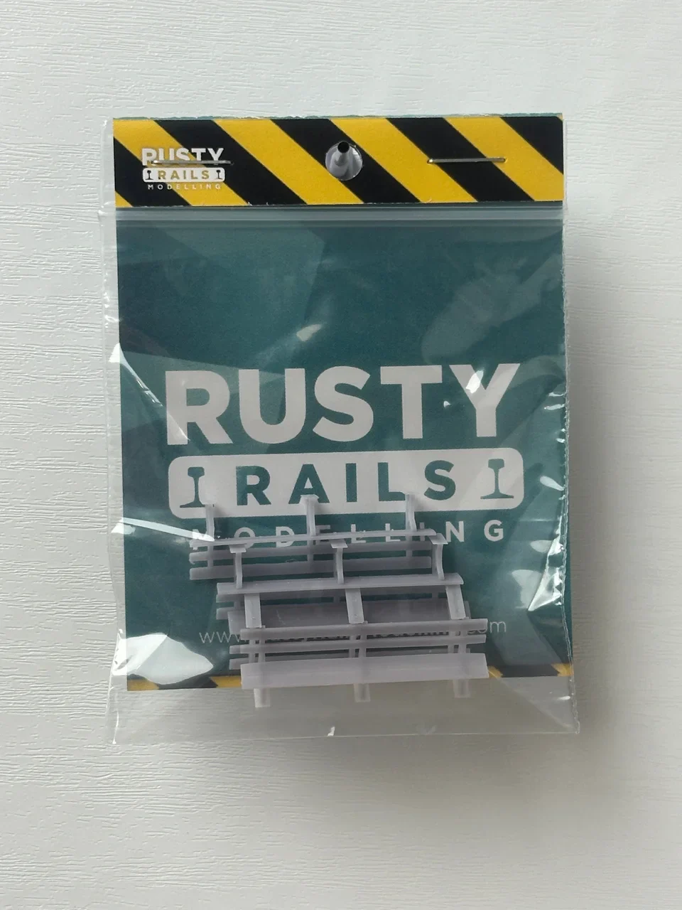 RRM154 OO Gauge Station Benches (Pack of 4) - Unpainted Model Kit - Image 2